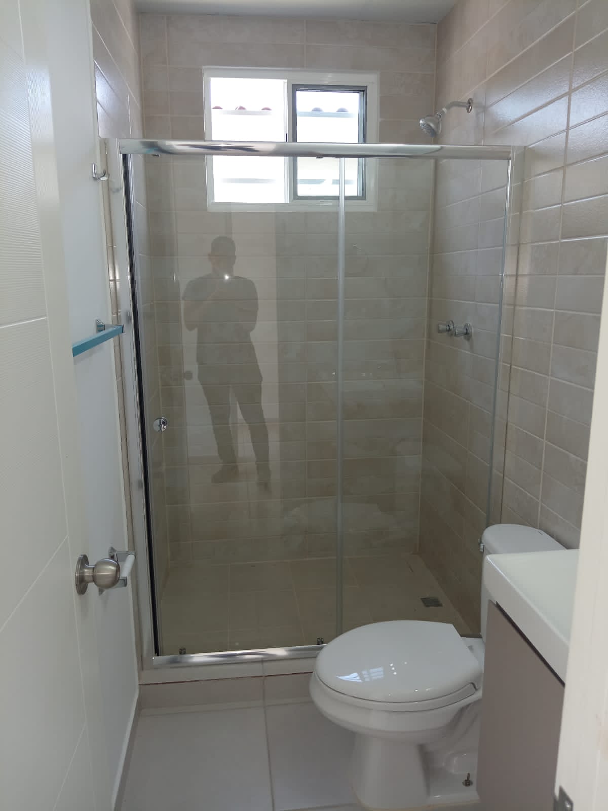 División de baño en vidrio templado - Ventanas Vigil Panamá