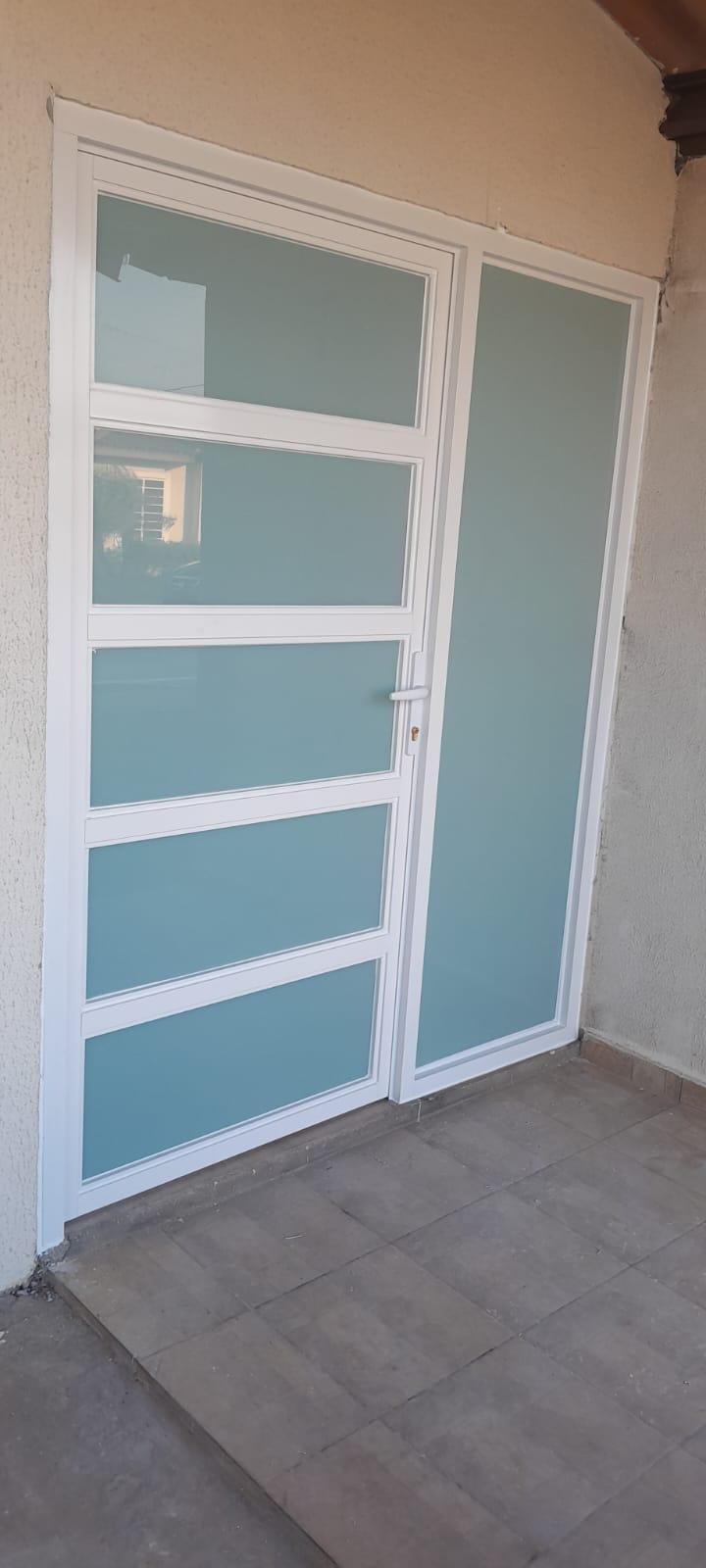 Puerta residencial de aluminio blanco - Fábrica Ventanas Vigil
