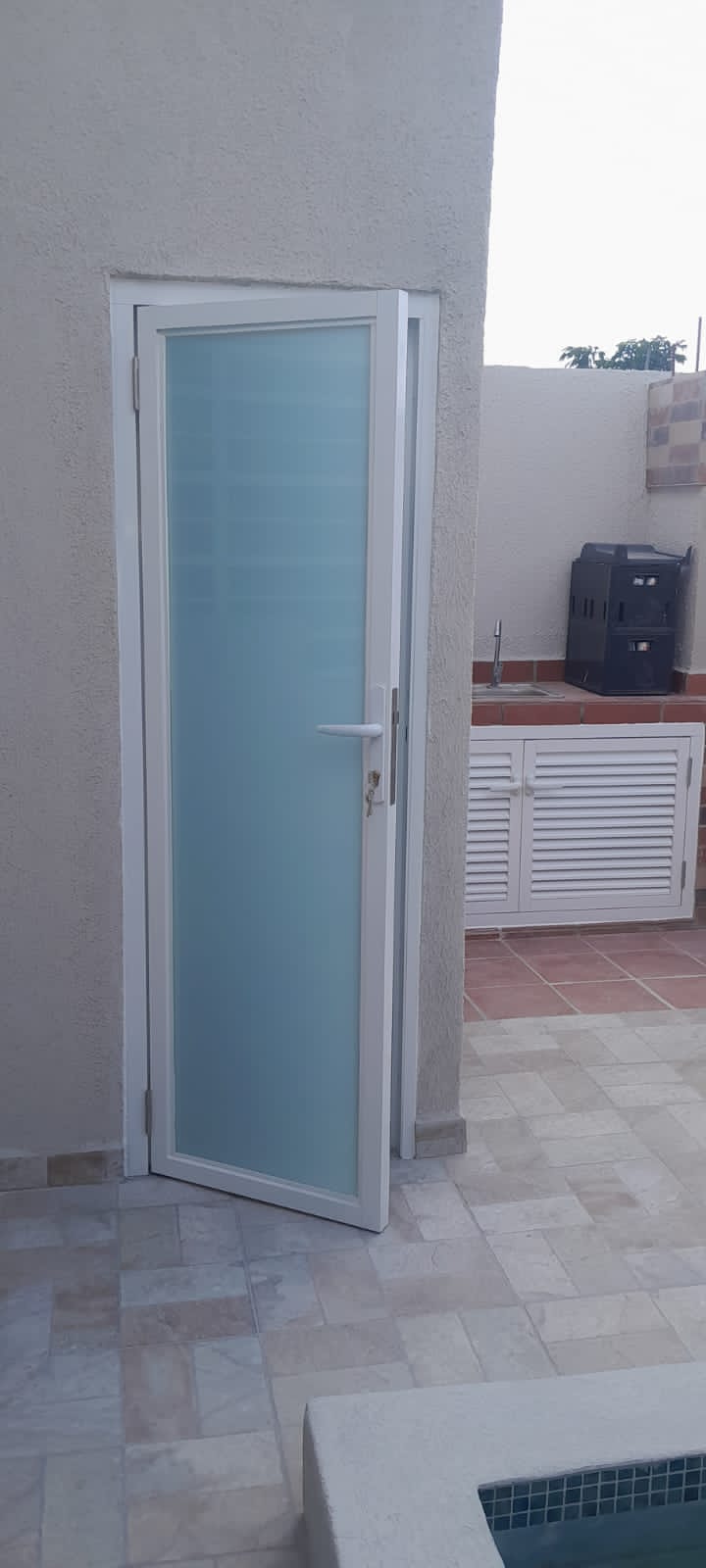 Puerta de aluminio con vidrio templado - Ventanas Vigil La Chorrera